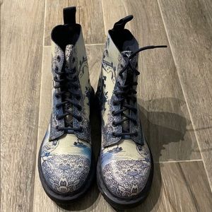 Beautiful 8-eyelet Pascal Dr. Martens